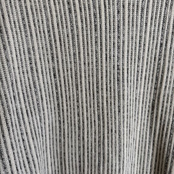 Blu Pepper Large Super Soft Gray And Cream Striped Short Sleeve Knit Top V-Neck - Picture 3 of 11